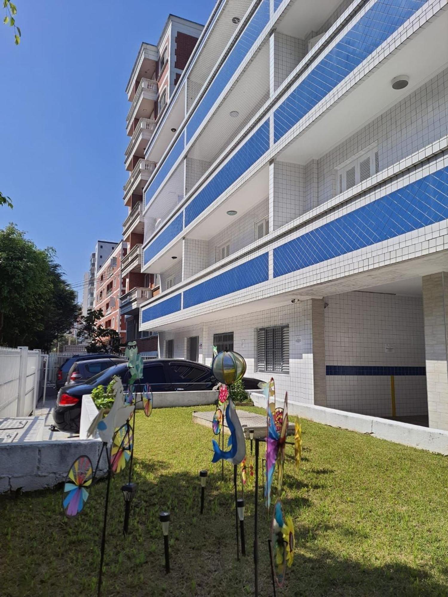 Beira Mar Tupi: Beachfront 2-Bedroom with Wi-Fi & Parking, Praia Grande