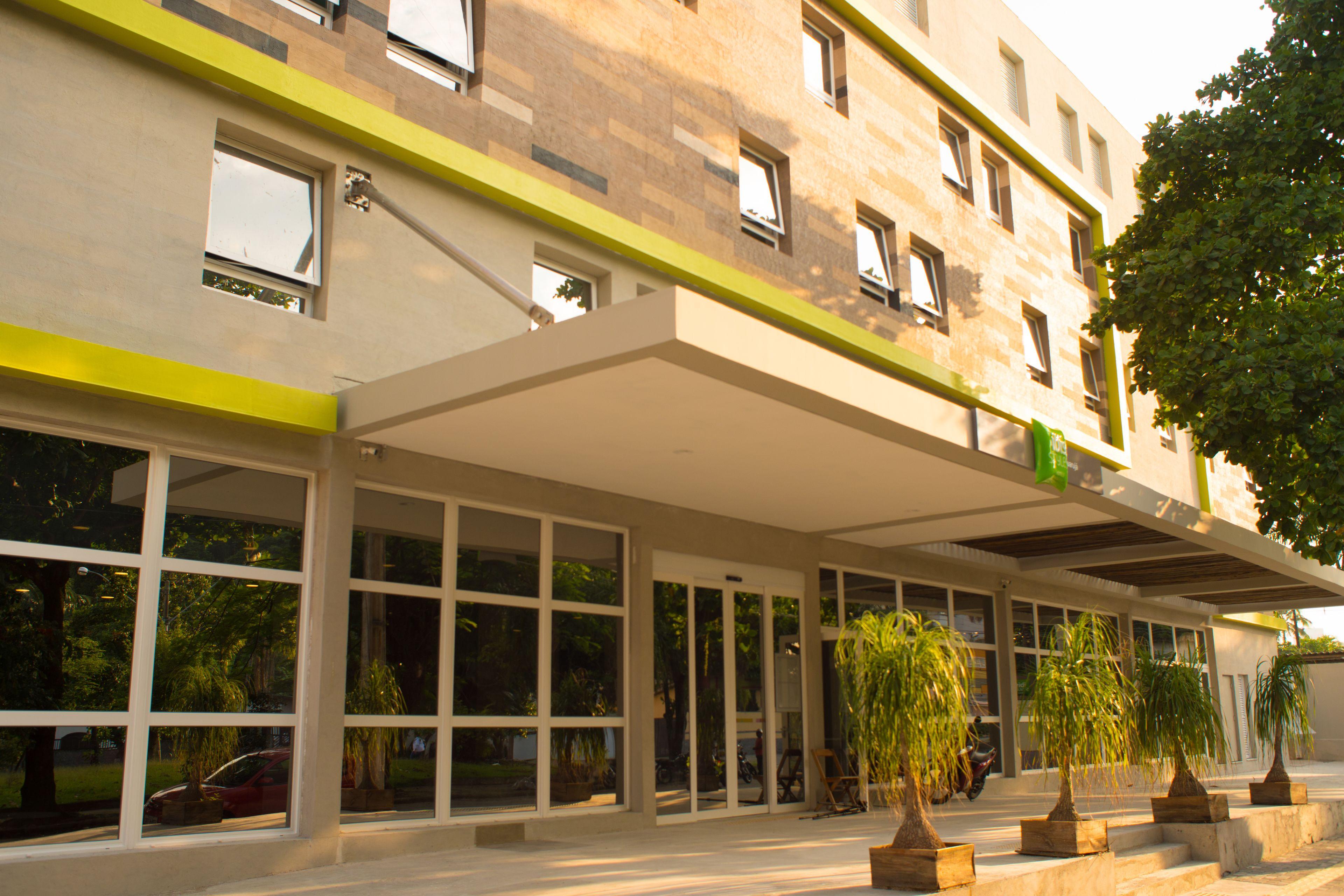 Golden Tulip Guaruja - Antigo Delphin Surf Hotel, Guaruja