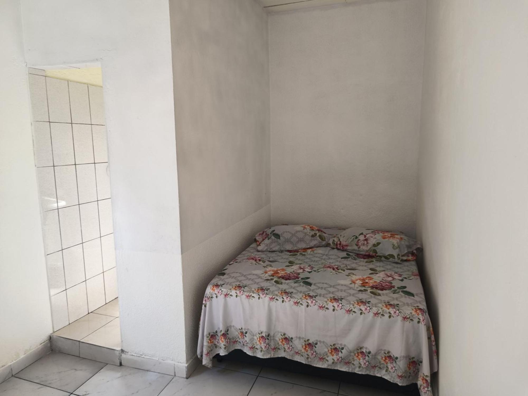 Kit Flat Aconchegante: Beachside Retreat in Asturias-Guarujá, Guaruja