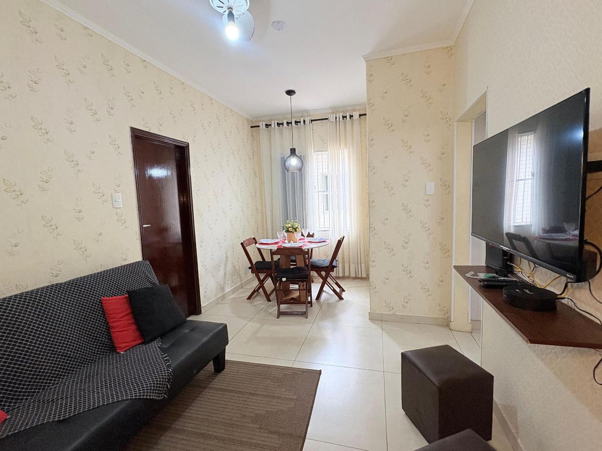 Canto do Forte: Beachside Apartment with Live Music Scene, Praia Grande
