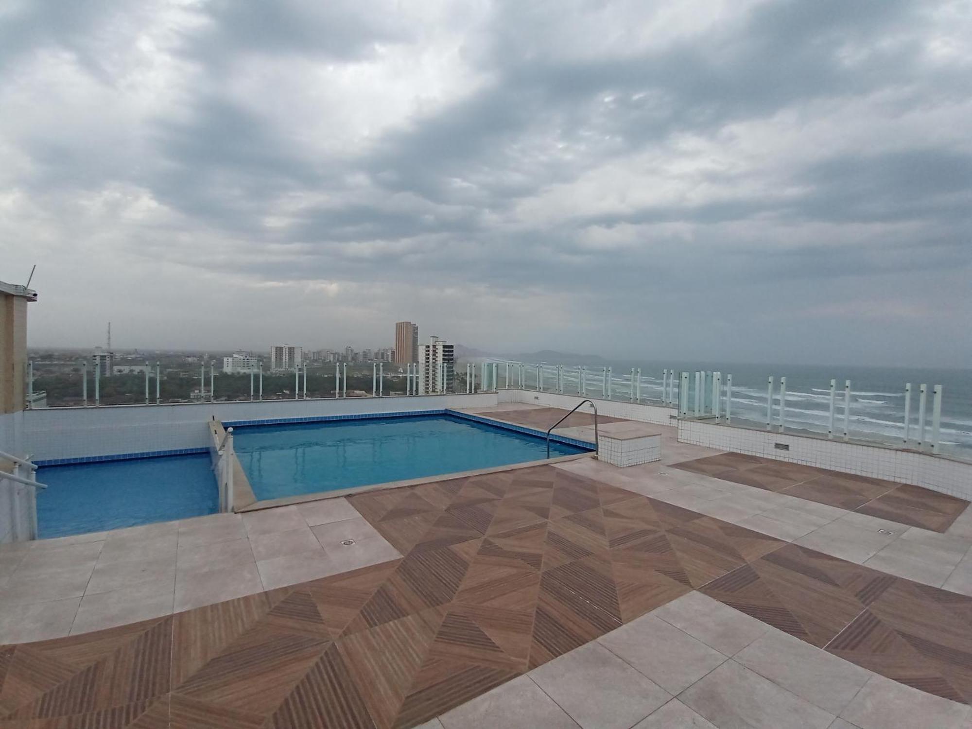 Praia Grande Beachfront Apartment: Rooftop Pool, Sea Views & Family-Friendly — Photos 3
