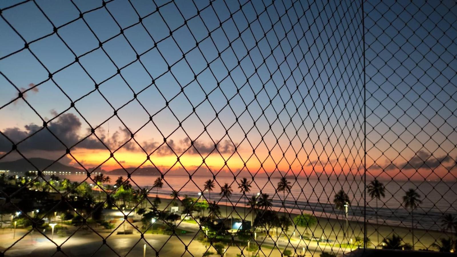 Joia da Enseada: Beachfront Oasis with Pool and Family Amenities, Guaruja